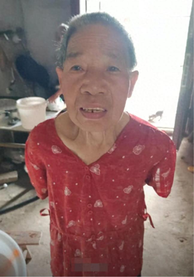 走失者照片 资阳市寻人：八旬老太走失，穿红底白...