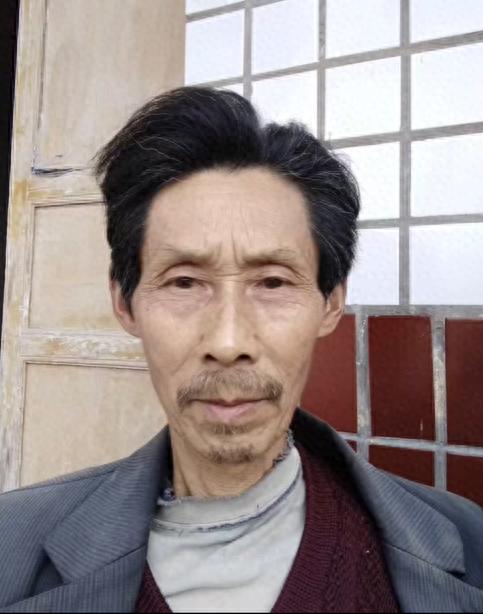 走失者照片 常德市寻人：七旬老人走失，穿米灰色...