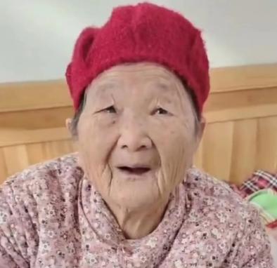 走失者照片 济宁市寻人：八旬老太走失，戴红色帽...