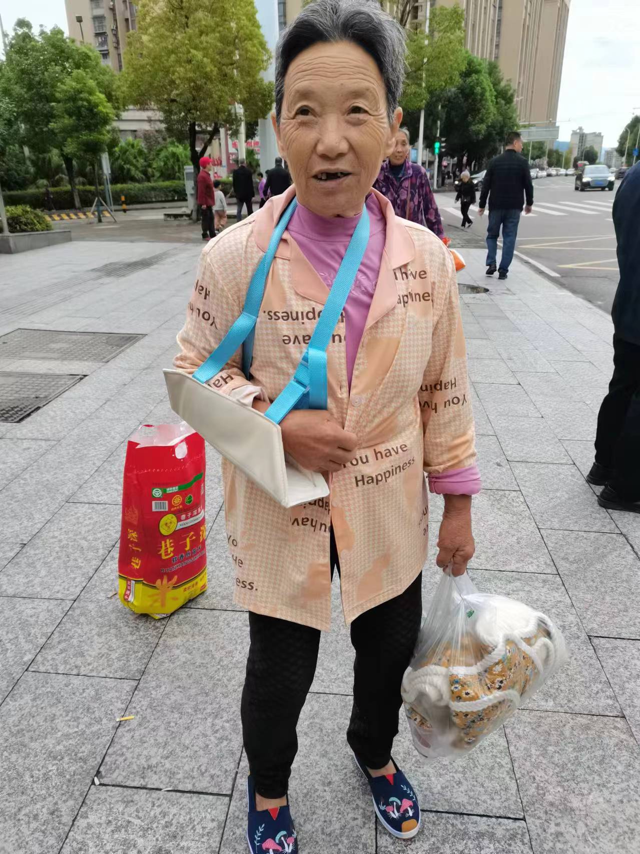 走失者照片 重庆市急寻：七旬老太走失，穿格子上...