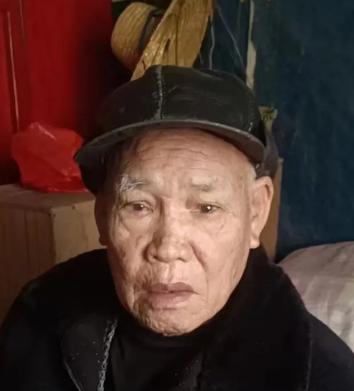 走失者照片 来宾市急寻：七旬老人走失，穿暗红色...