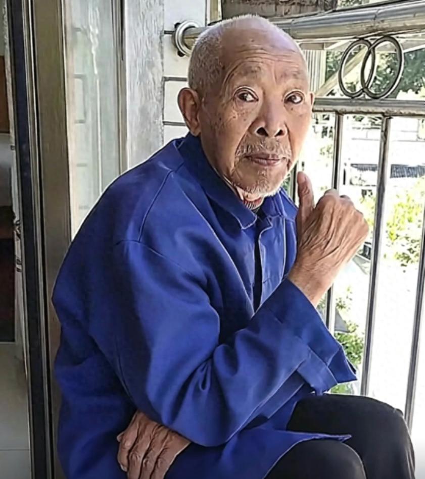 走失者照片 重庆市寻人：八旬老人走失，穿深灰色...