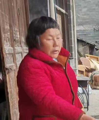 走失者照片 恩施州寻亲：六旬老太被救助，穿红色...