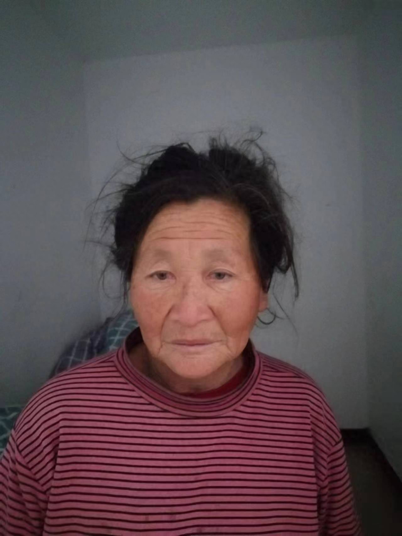 走失者照片 信阳市寻亲：六旬老太被救助，穿红色...