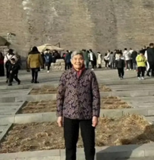 走失者照片 咸阳市寻人：八旬老太走失，穿蓝黑色...