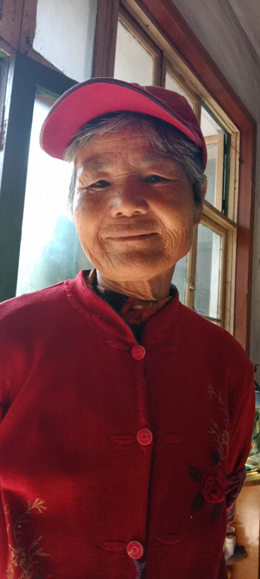 走失者照片 泰安市寻人：七旬老太走失，穿浅黄色...