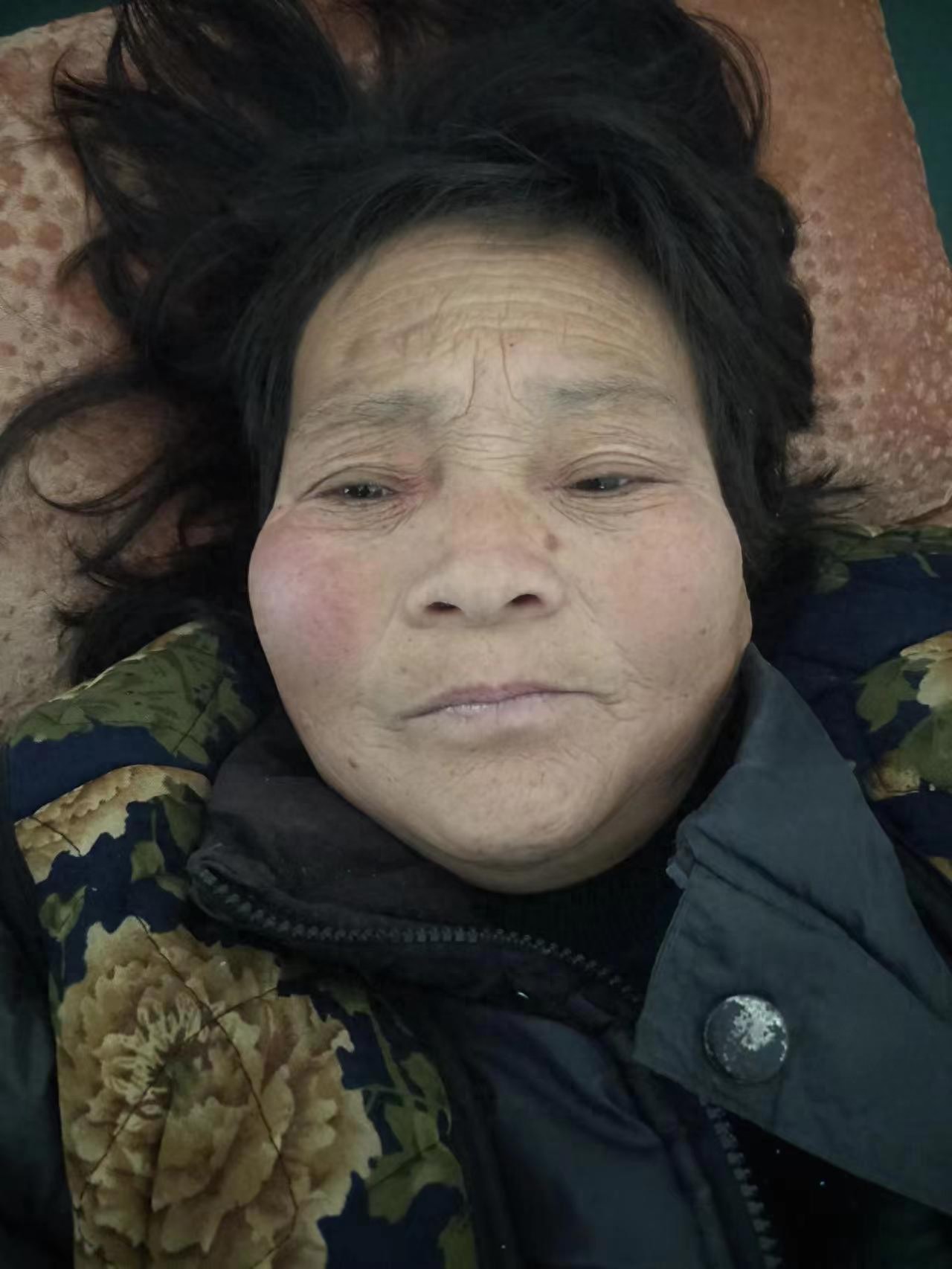 走失者照片 济宁市寻亲：六旬老太被救助，穿黑色...