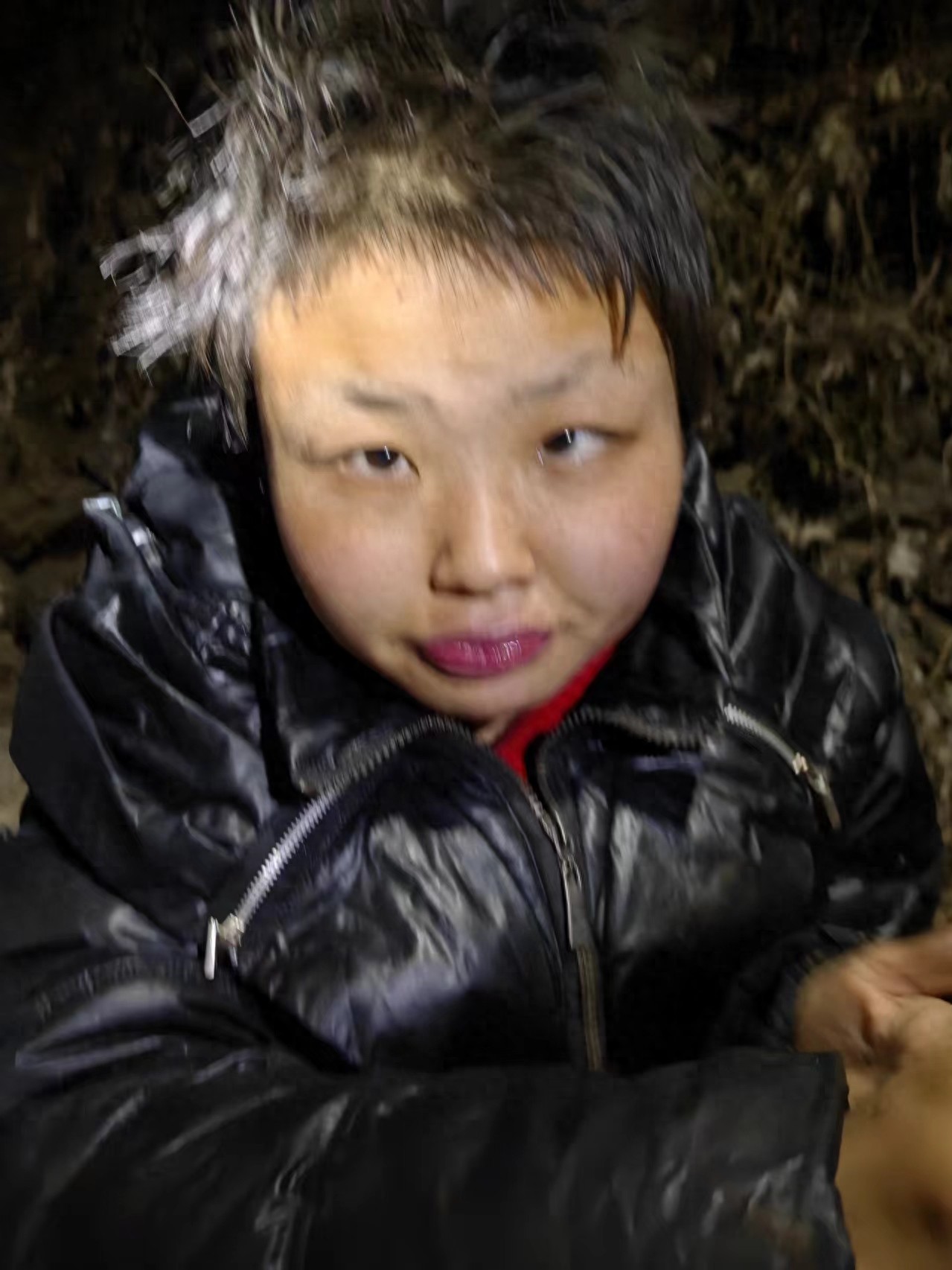 走失者照片 黄冈市寻亲：青年女子被救助，穿黑色...