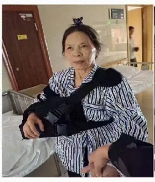 走失者照片 广安市寻人：六旬老太走失，穿黑色长...