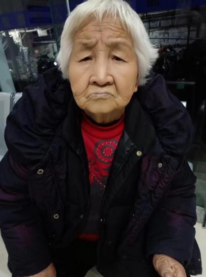 走失者照片 海口市寻亲：八旬老太被救助，白色短...