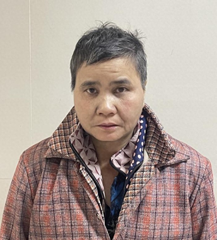走失者照片 钦州市寻亲：五旬女子被救助，穿格纹...