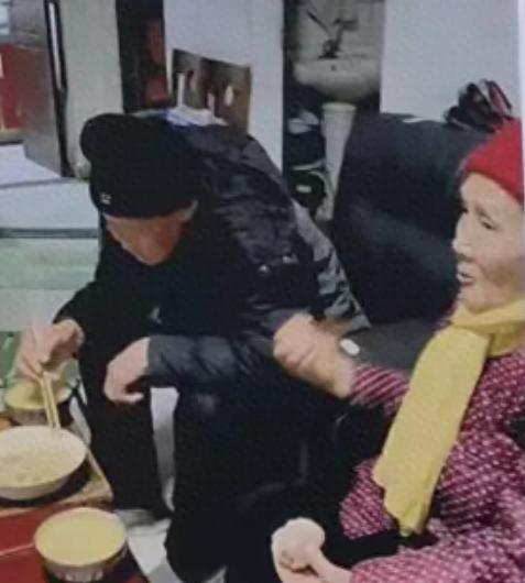 走失者照片 郑州市寻人：两位老人走失，老人穿黑...