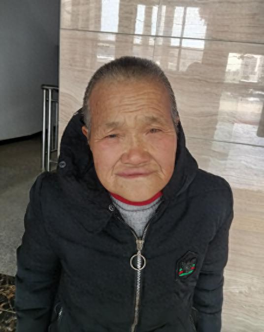 走失者照片 抚州市寻亲：六旬老太被救助，高1米...
