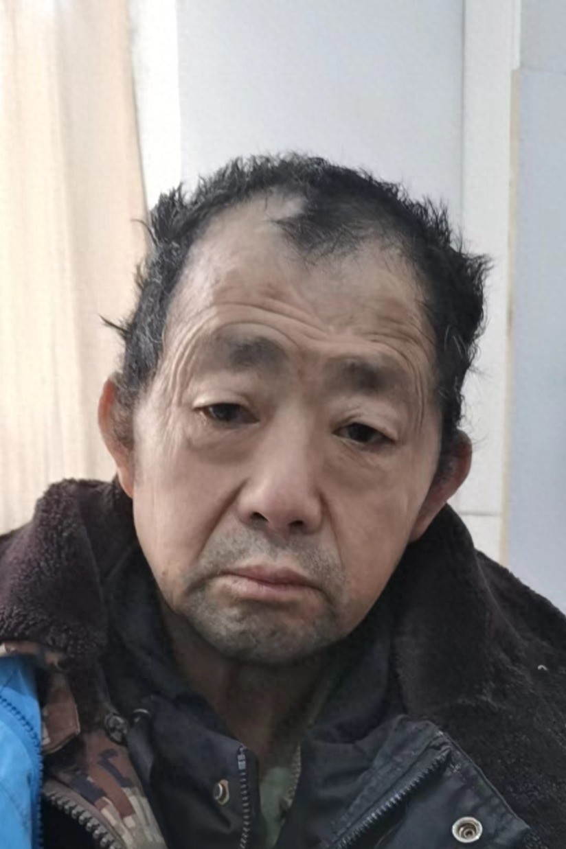走失者照片 临沂市寻亲：六旬老人被救助，穿迷彩...