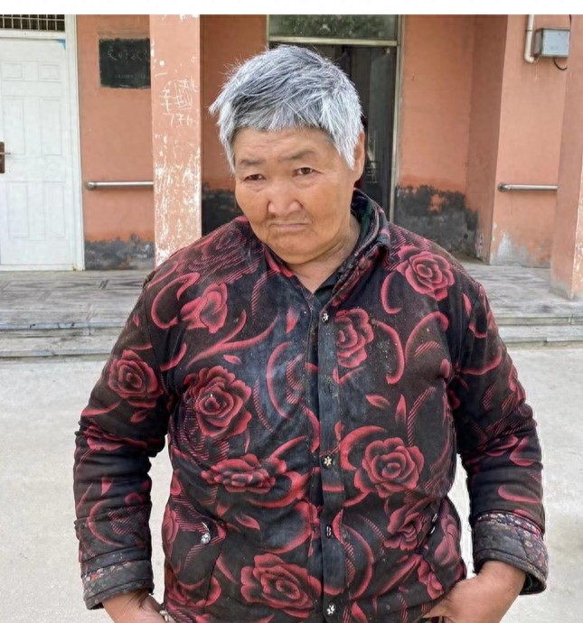 走失者照片 菏泽市寻亲：六旬老太被救助，高1米...