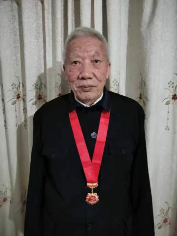 走失者照片 紧急寻人：邵阳市八旬老人走失，戴黑...