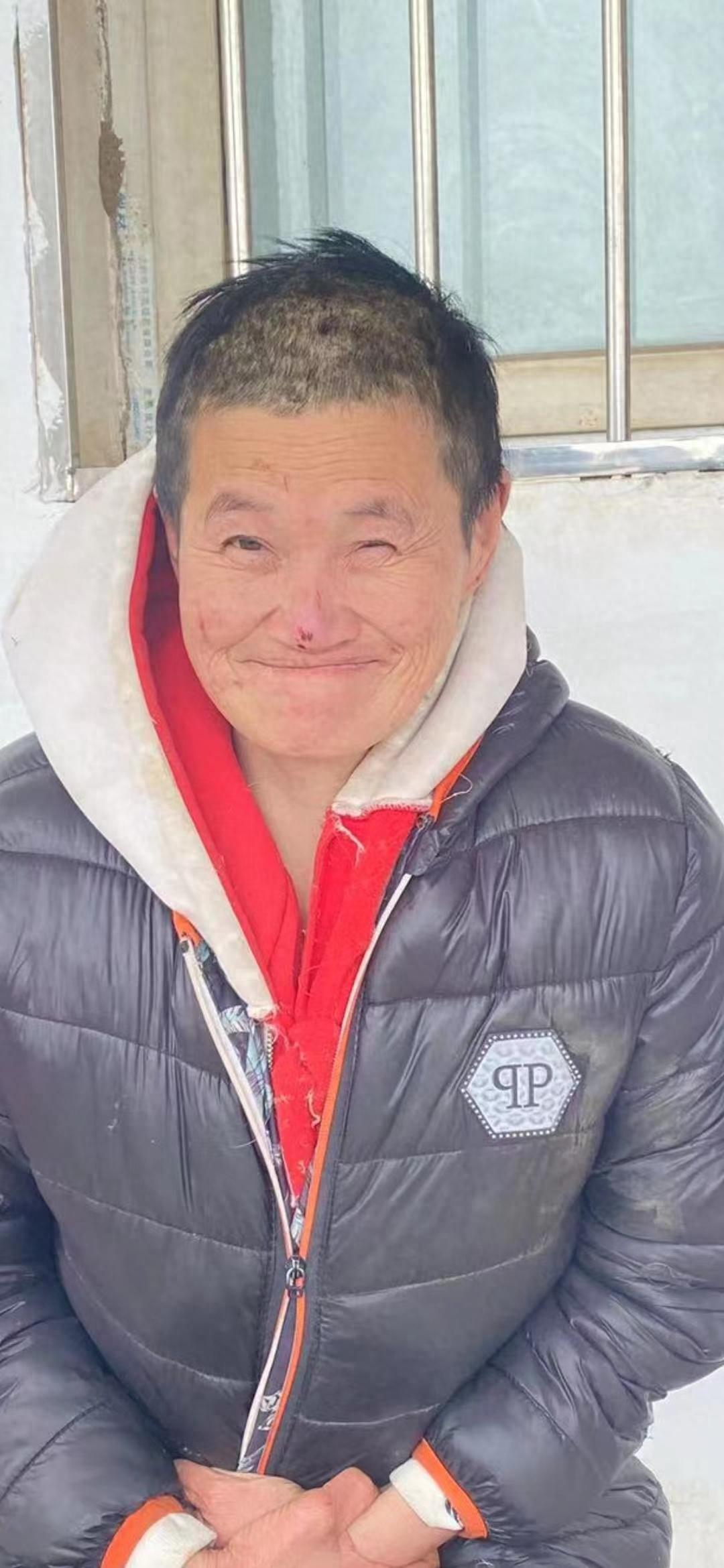 走失者照片 黄冈市寻亲：五旬女子被救助，穿黑色...