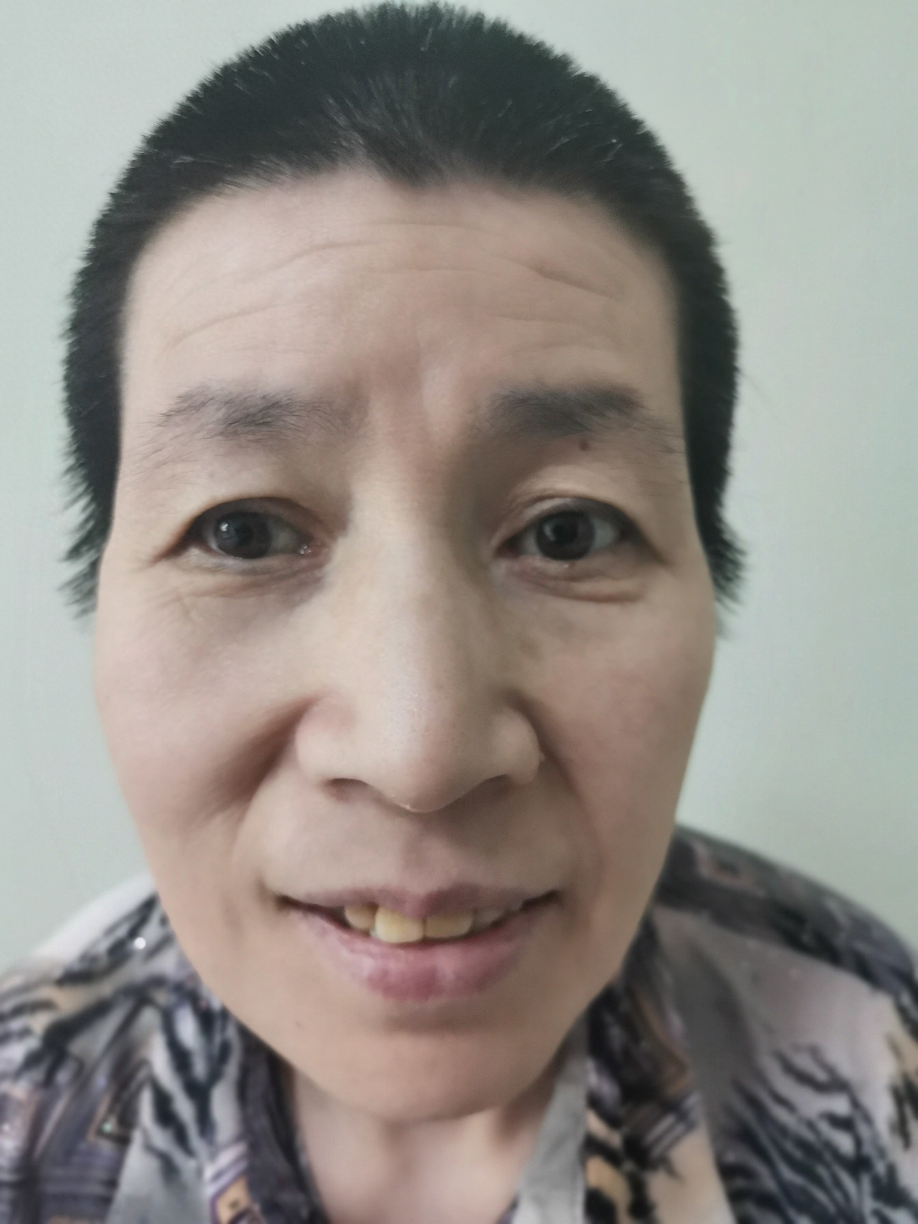 走失者照片 乌鲁木齐市寻亲：五旬女子被救助，穿...