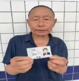 走失者照片 泸州市寻人：八旬老人走失，穿灰色衬...