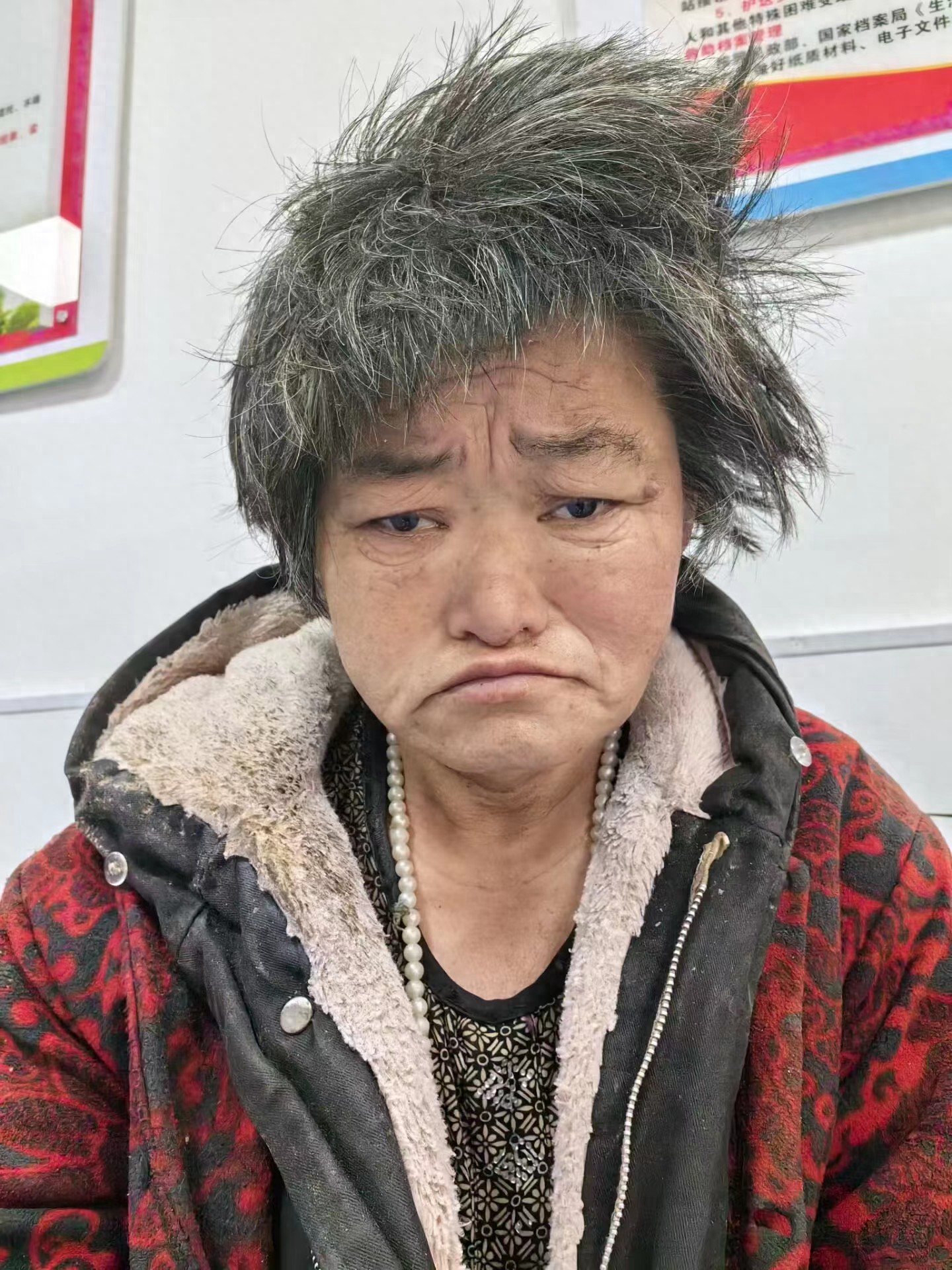 走失者照片 襄阳市寻亲：五旬女子被救助，穿红花...