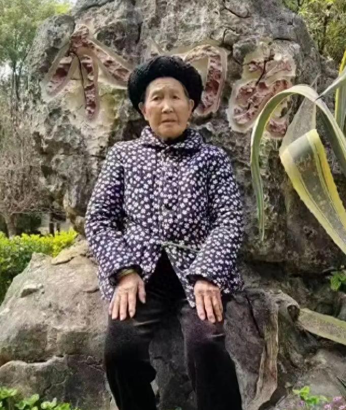 走失者照片 红河州寻人：八旬老太走失，穿黑白花...