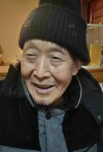 走失者照片 郑州市寻人：两位老人走失，老人穿黑...