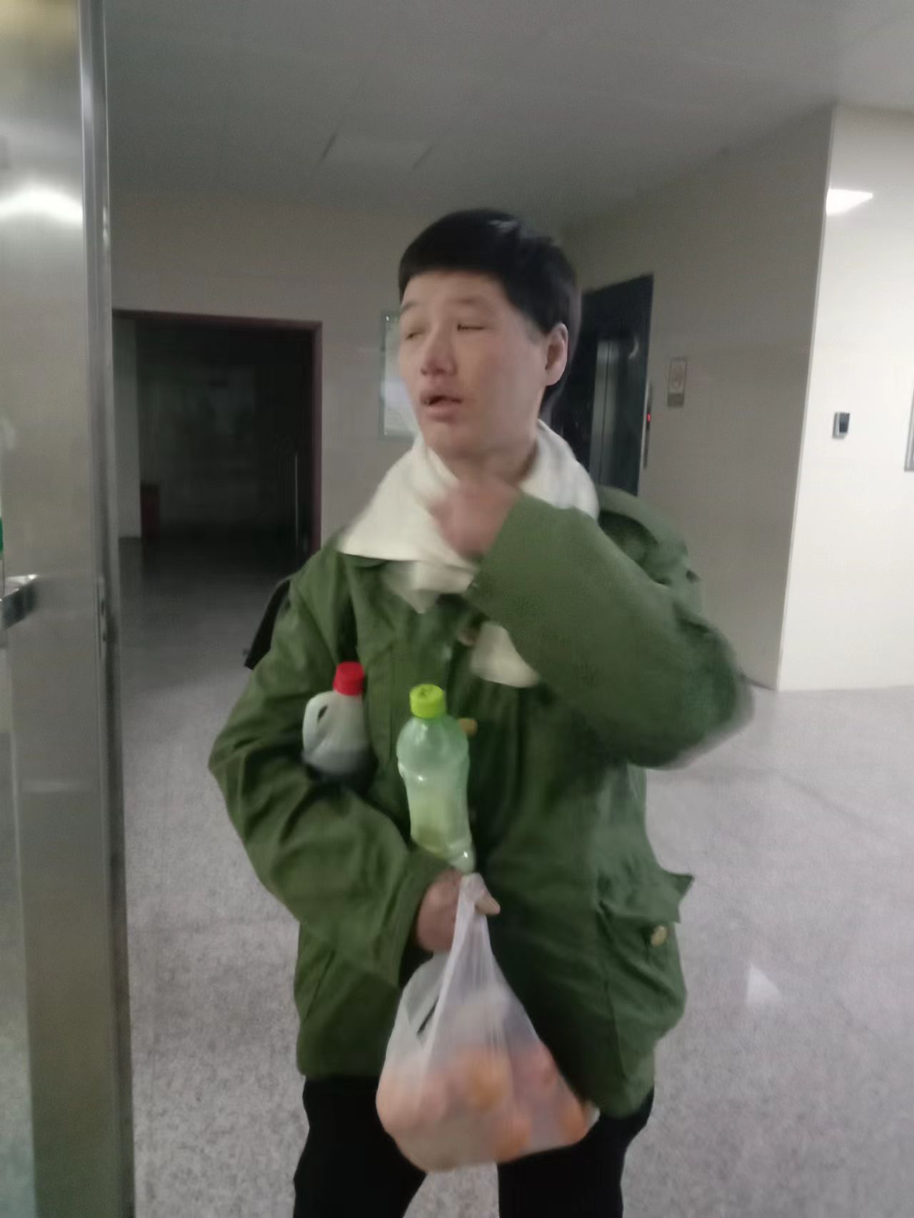 走失者照片 桂林市寻亲：青年女子被救助，穿军绿...