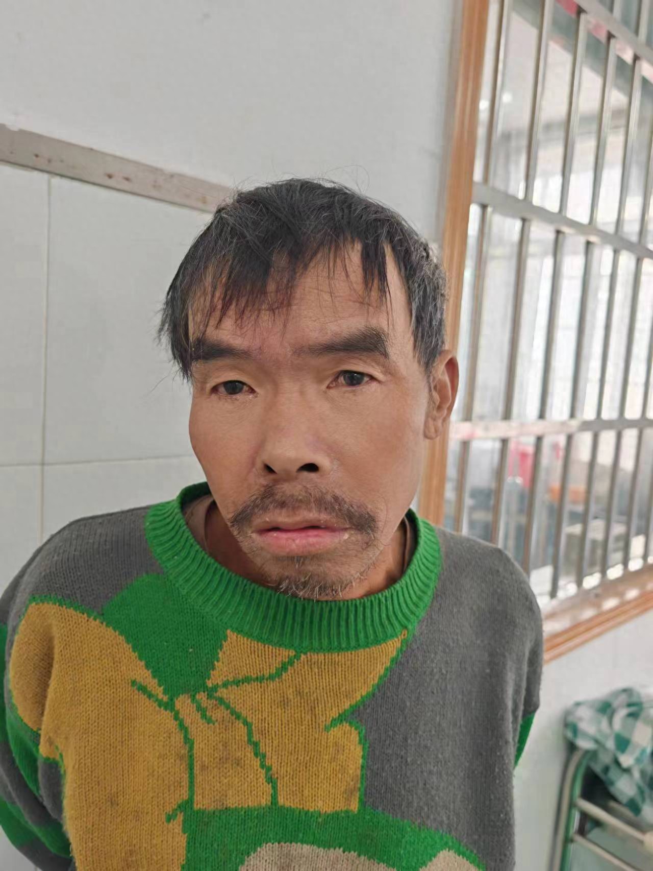 走失者照片 江门市寻亲：五旬男子被救助，穿青灰...