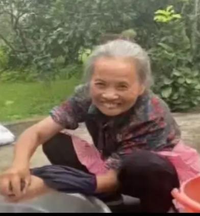 走失者照片 宜宾市寻人：七旬老太走失，穿土黄色...