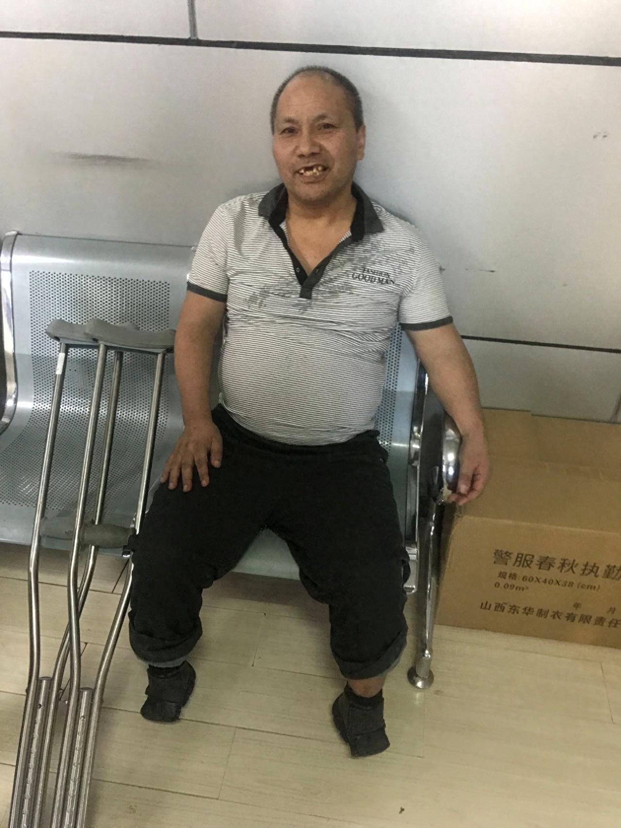 走失者照片 临汾市寻亲：五旬男子被救助，穿紫红...
