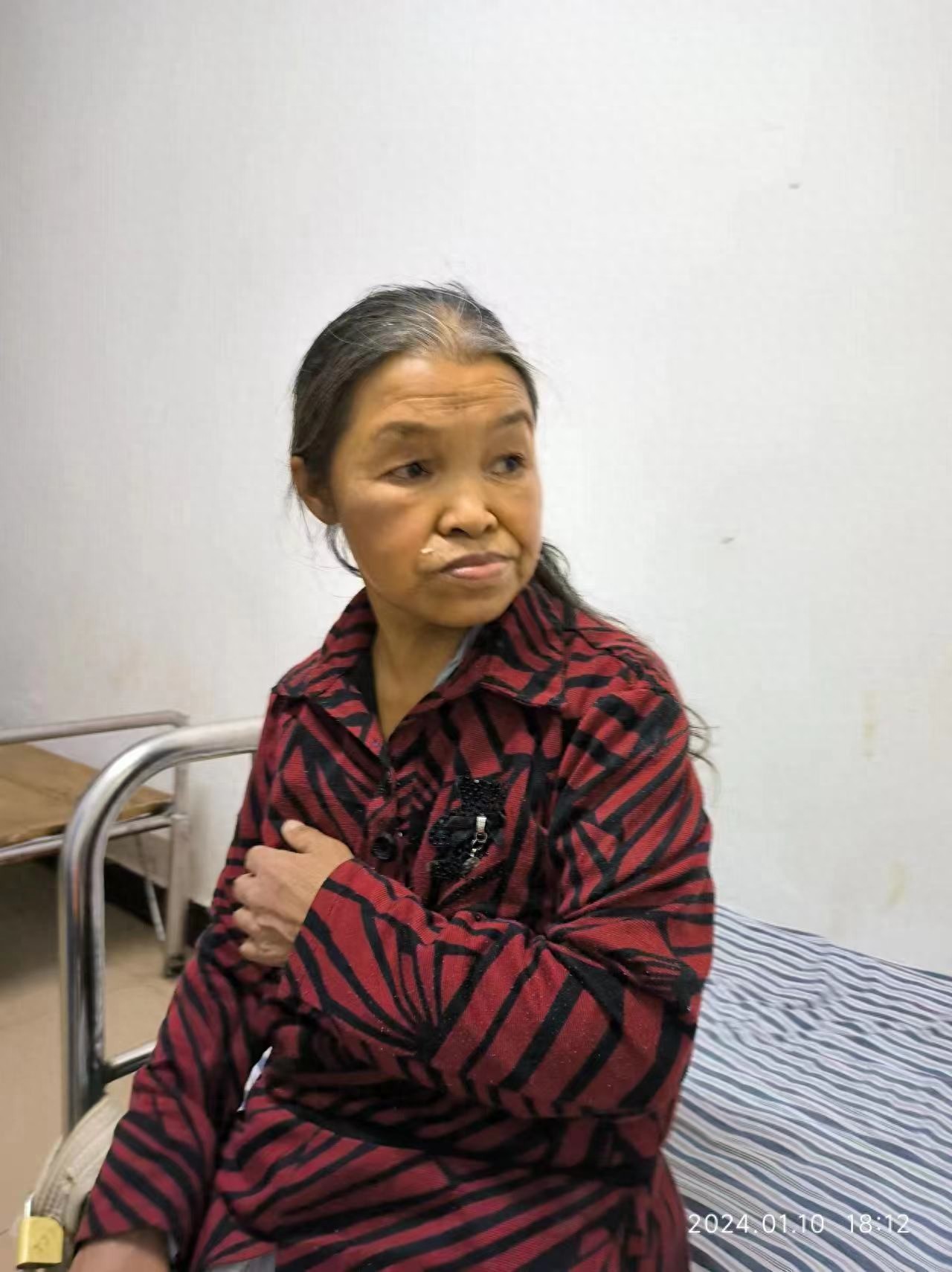 走失者照片 梧州市寻亲：六旬老太被救助，穿红黑...