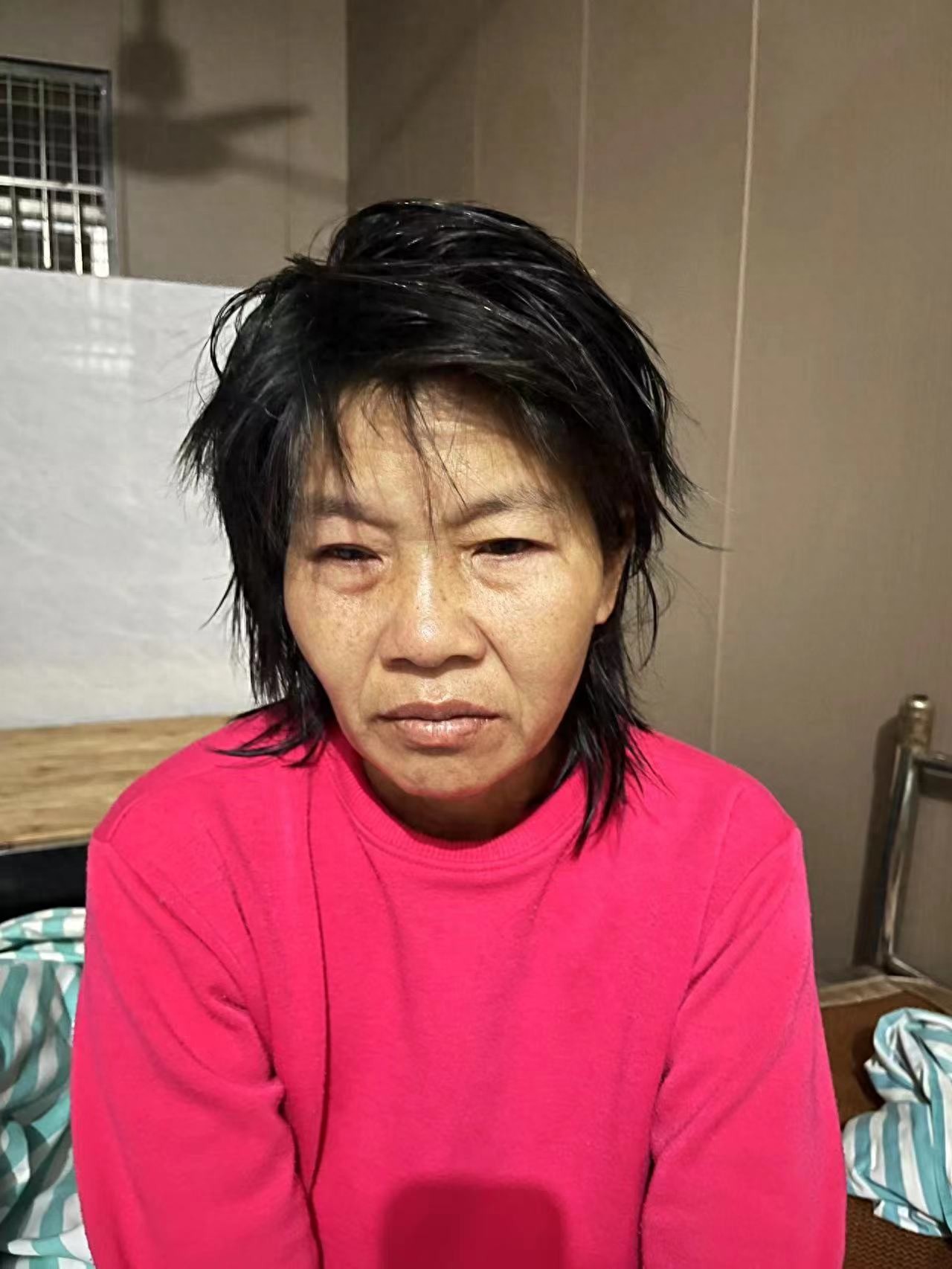 走失者照片 湛江市寻亲：五旬女子被救助，穿红色...
