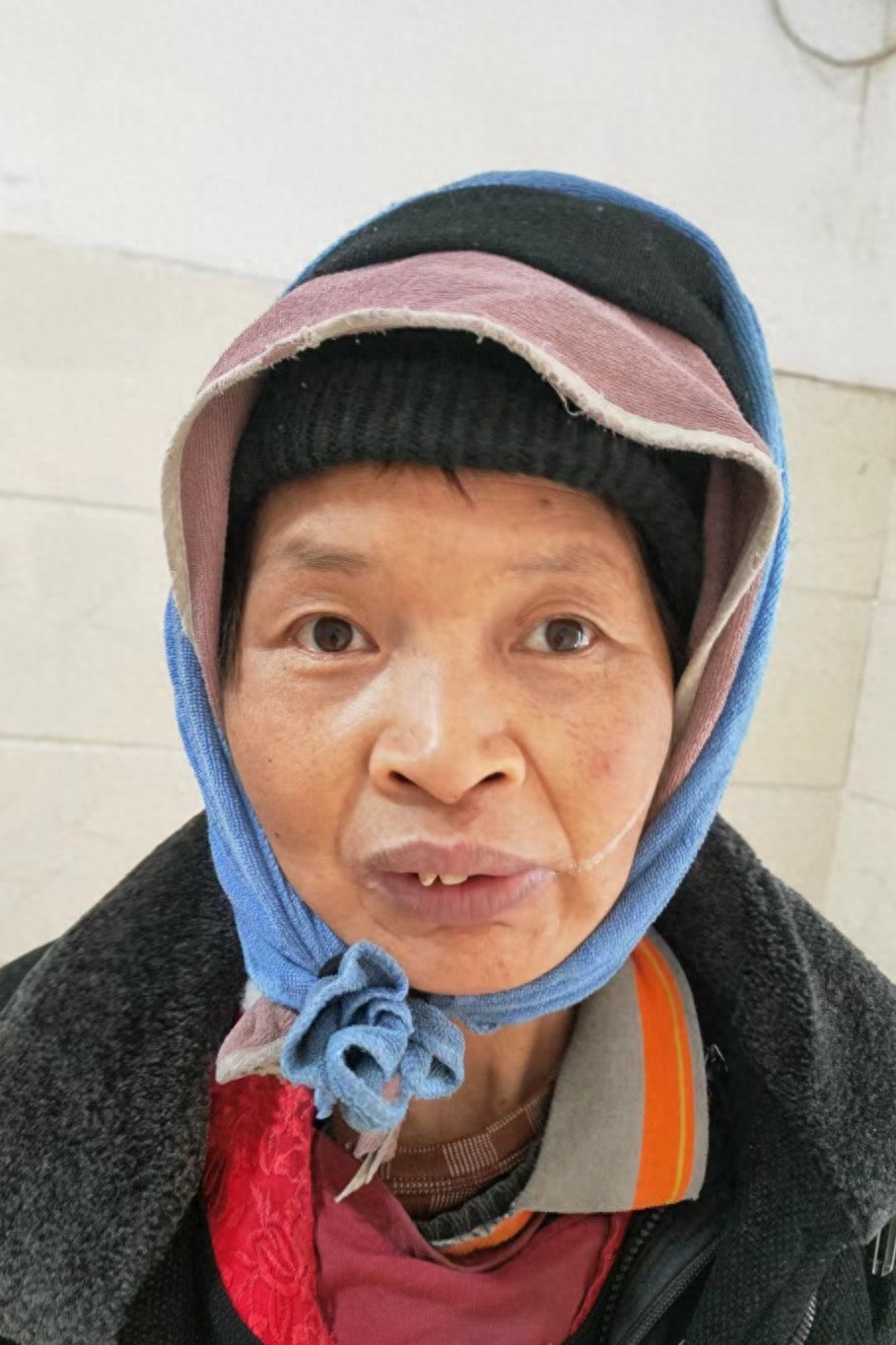 走失者照片 连云港市寻亲：五旬女子被救助，裹蓝...