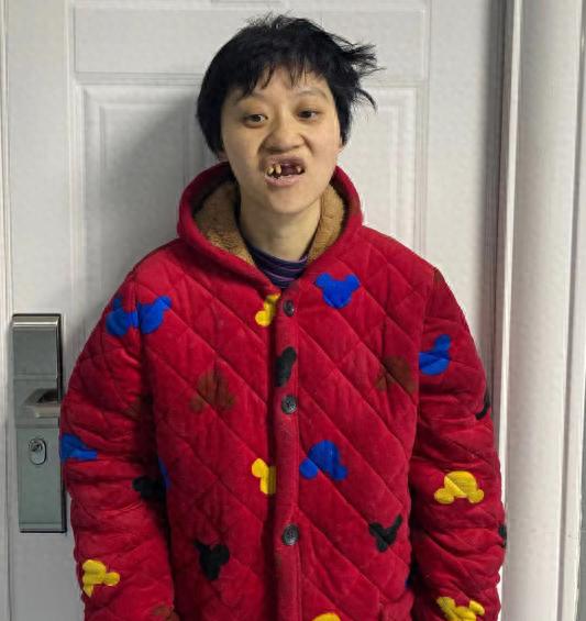 走失者照片 成都市寻亲：中年女子被救助，穿红色...