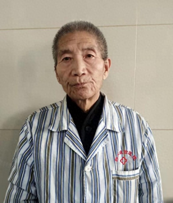 走失者照片 菏泽市寻亲：六旬老人被救助，穿灰色...