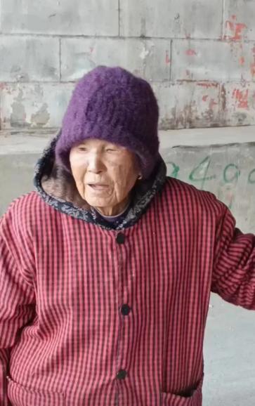 走失者照片 扬州市寻人：八旬老太走失，高1米5...