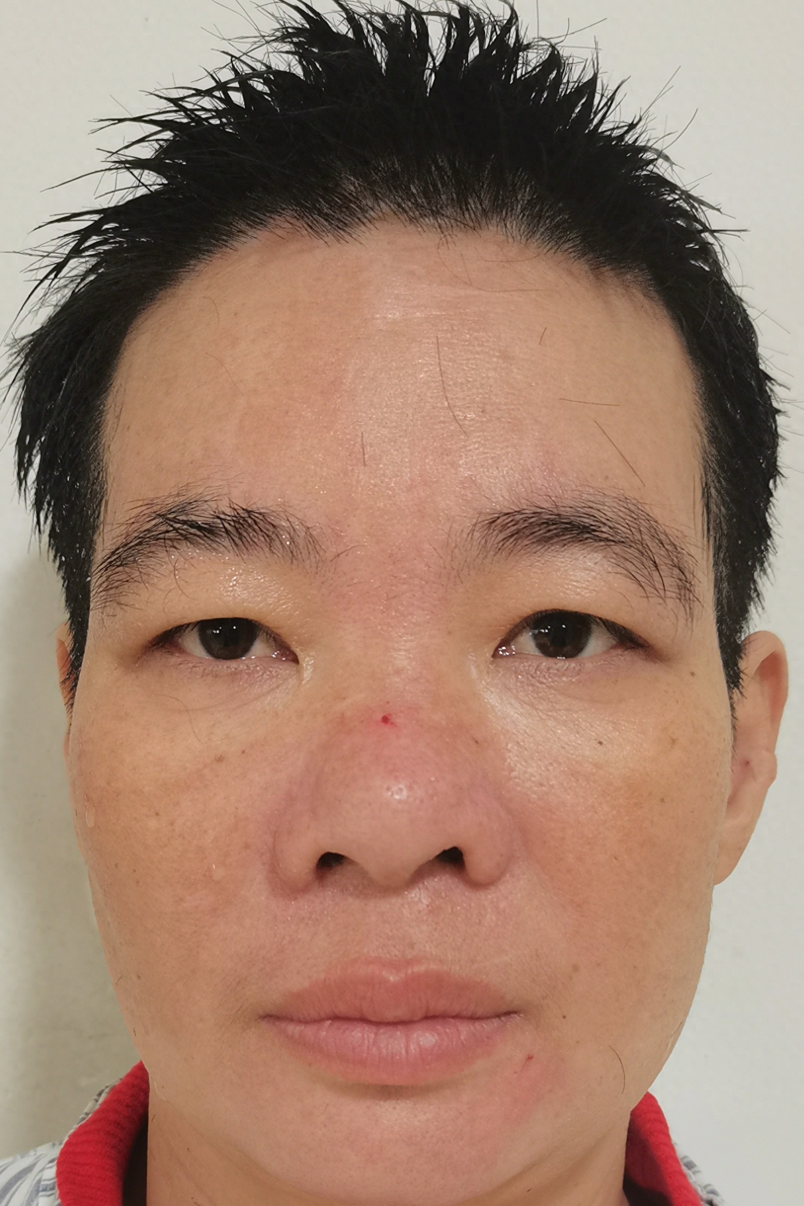 走失者照片 秦皇岛市寻亲：青年女子被救助，穿红...