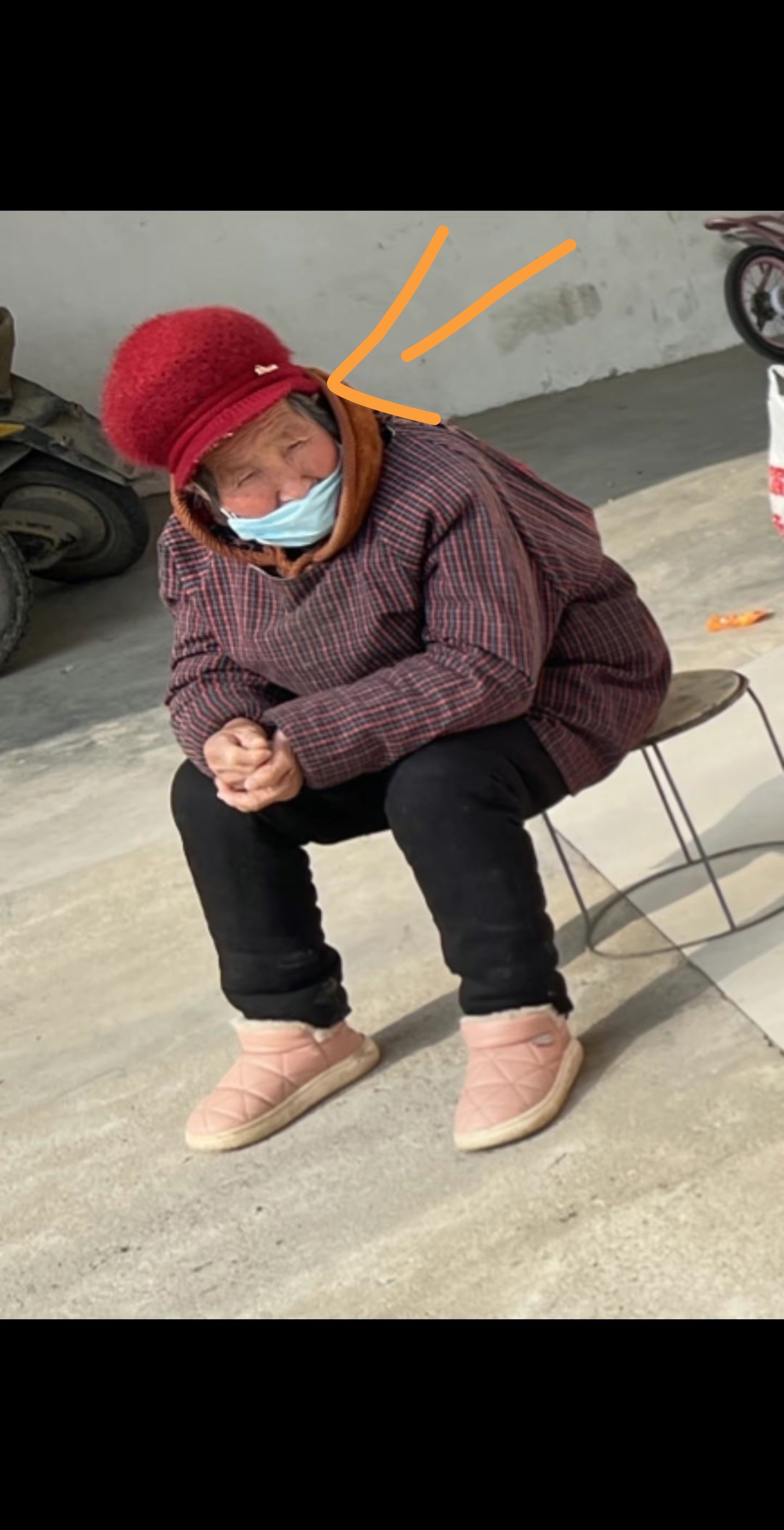 走失者照片 宿州市寻人：八旬老太走失，戴红色帽...