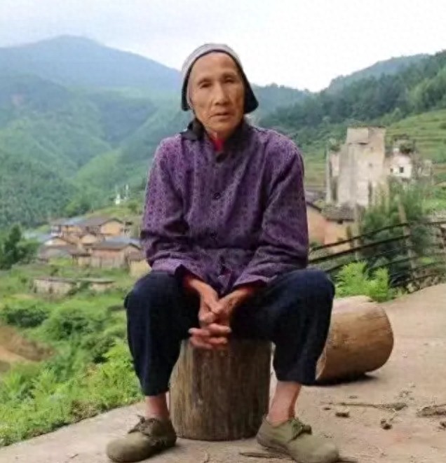 走失者照片 韶关市寻人：八旬老太走失，穿深蓝色...