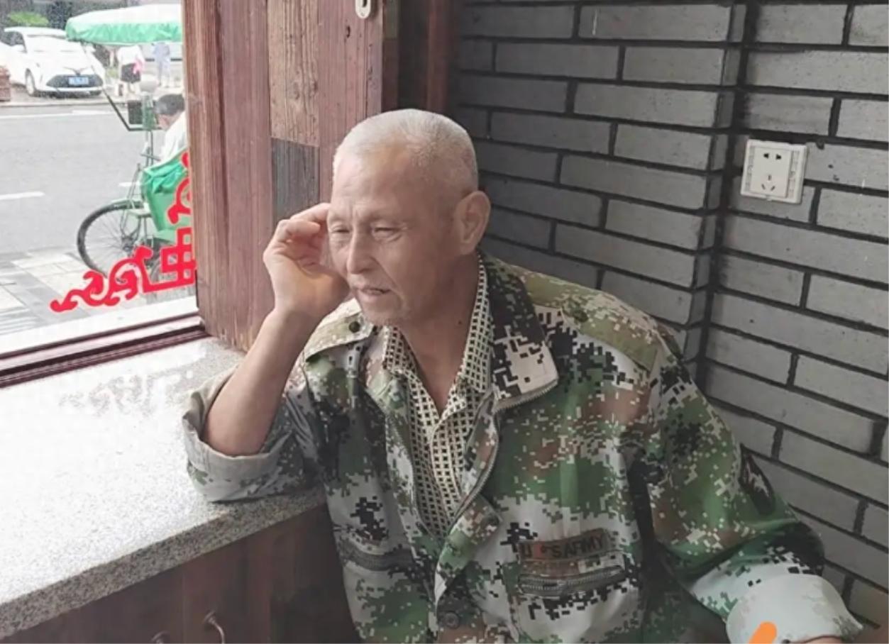 走失者照片 抚州市寻人：七旬老人走失，穿格纹衬...