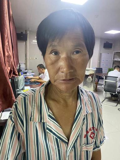 走失者照片 菏泽市寻亲：六旬老太被救助，穿蓝底...