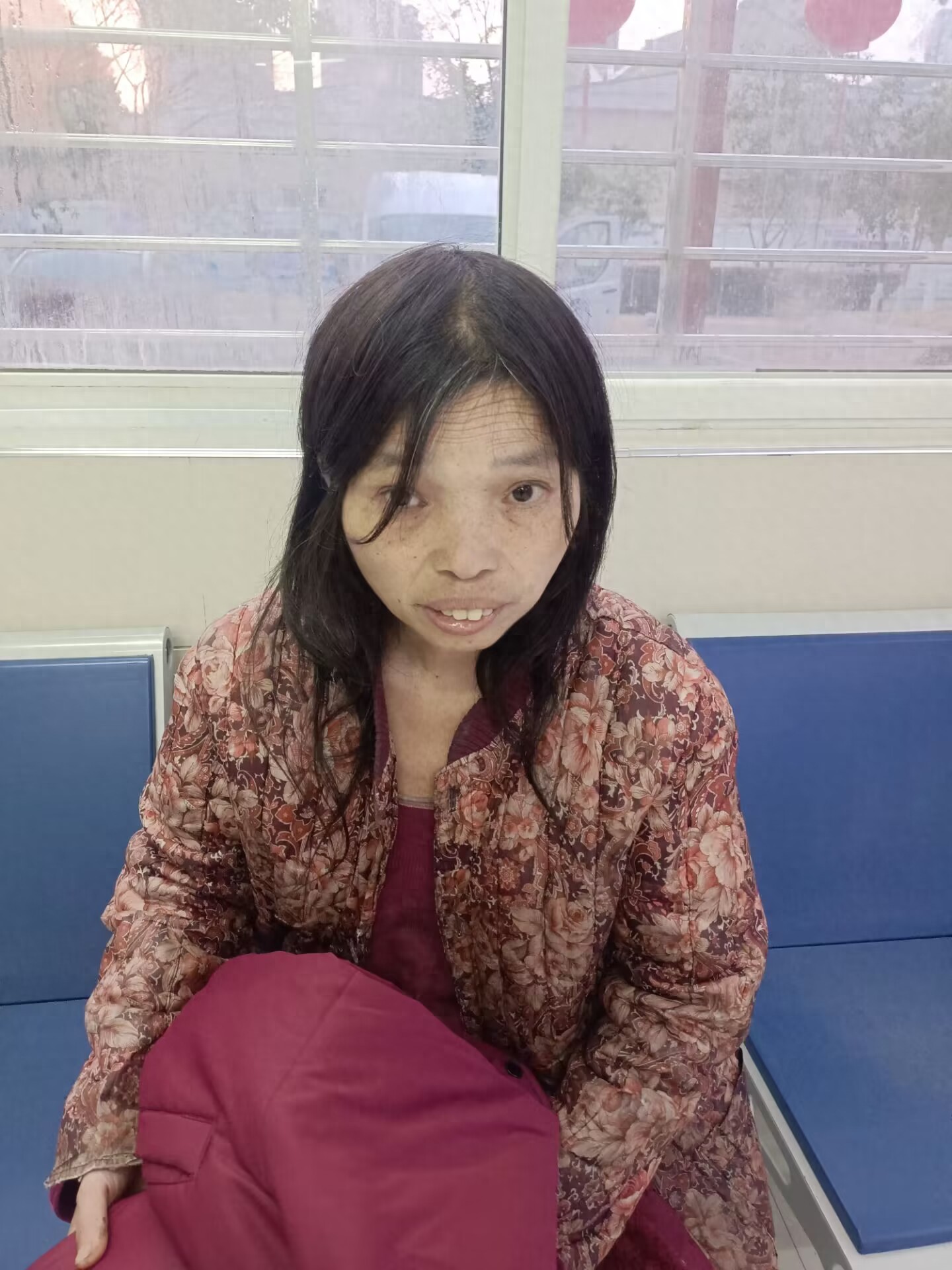 走失者照片 襄阳市寻亲：中年女子被救助，穿红色...