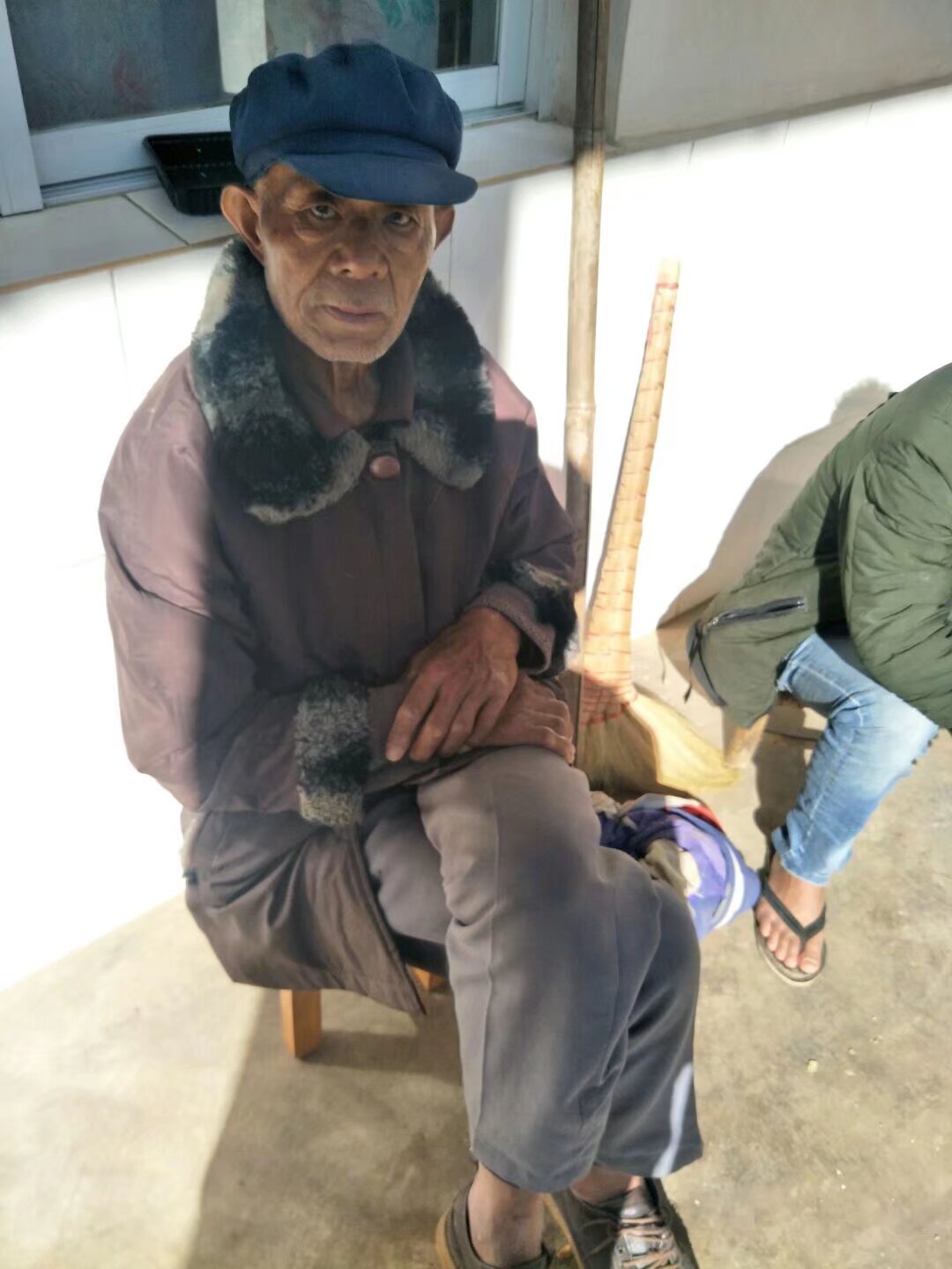 走失者照片 保山市寻人：八旬老人走失，穿蓝色羽...