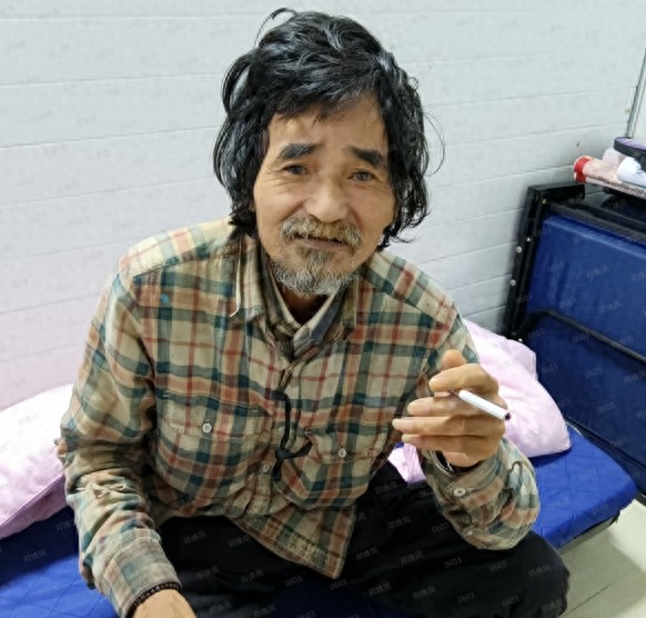 走失者照片 深圳市寻亲：六旬老人被救助，穿卡其...