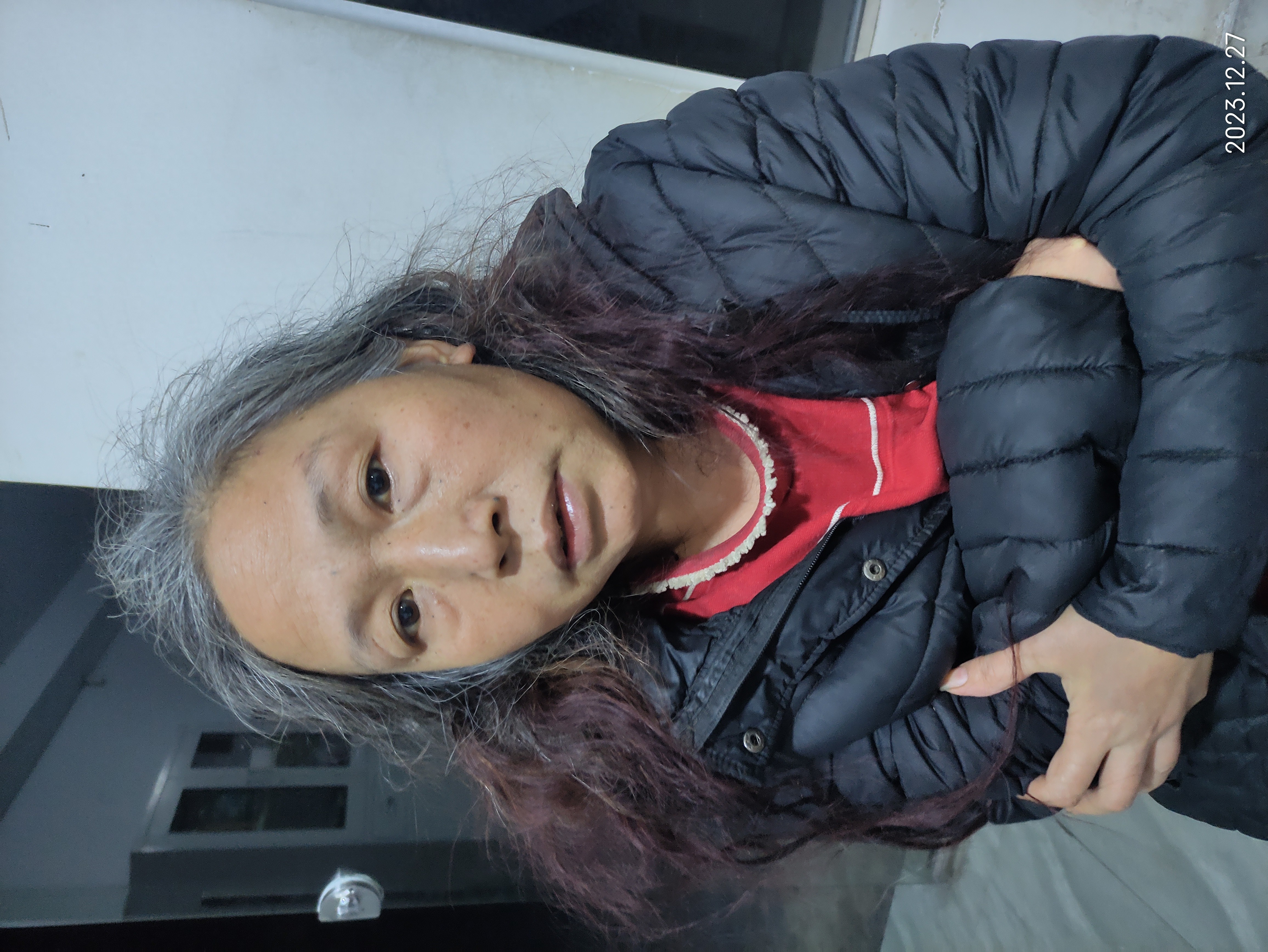 走失者照片 黔南州寻亲：五旬女子被救助，穿红色...