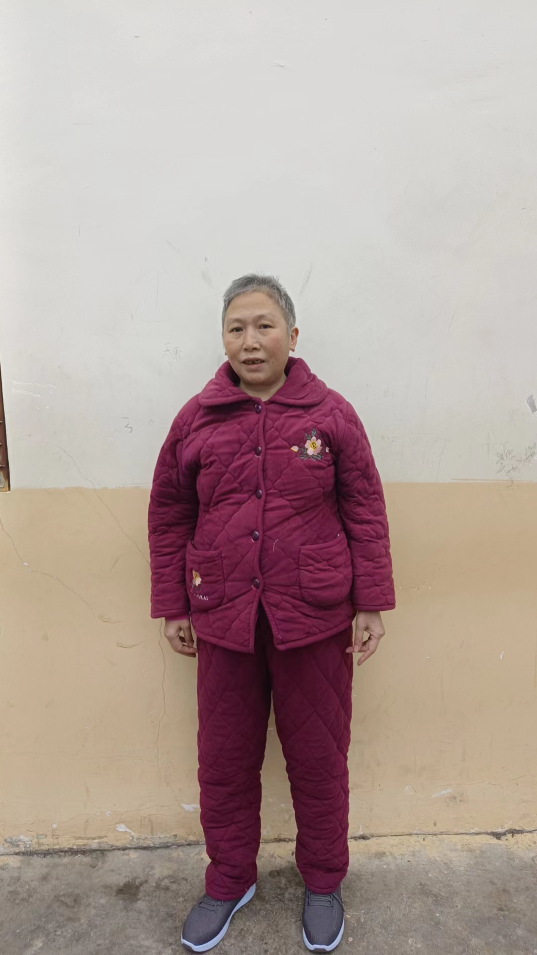走失者照片 黔南州寻亲：五旬女子被救助，穿红色...