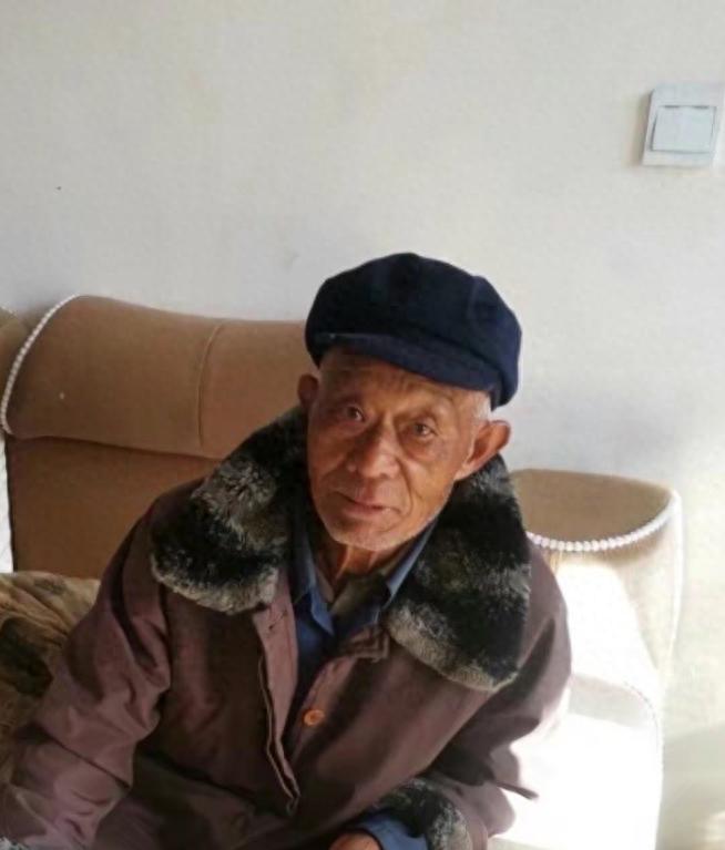 走失者照片 保山市寻人：八旬老人走失，穿蓝色羽...