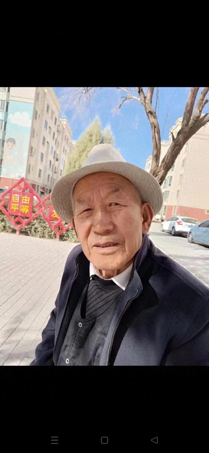 走失者照片 酒泉市急寻：八旬老人失联，穿黑色毛...
