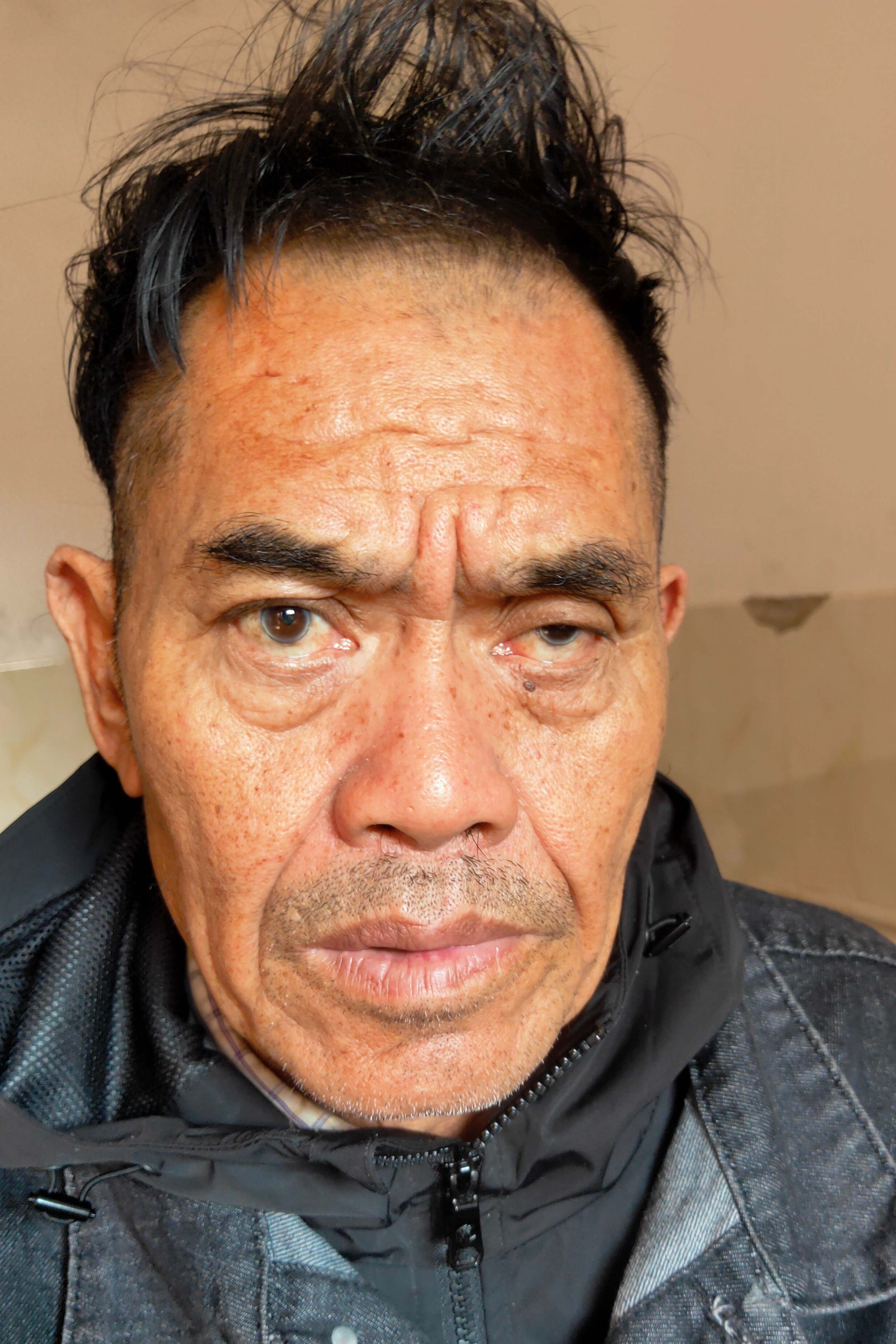 走失者照片 玉林市寻亲：六旬老人被救助，穿黑色...