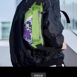 走失者照片 绿色斜挎包